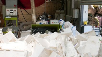 泡沫、纸板变“冰砖”,来看生活物资包装箱如何“消化”